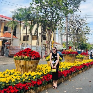 Đầm nhung cổ yếm