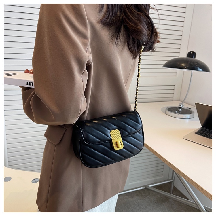 Túi xách nữ đeo chéo da mềm thêu chéo khoá bút xoay vàng dây quai phối quả địa cầu  Linhstore