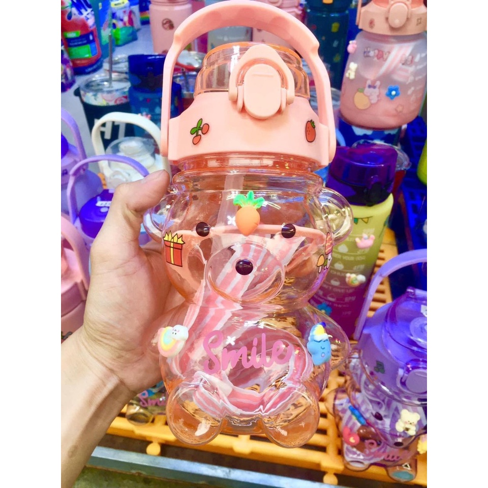 Bình nhựa Hình con Gấu có quai cầm dây đéo chéo siêu dễ thương, giao màu ngẫu nhiên