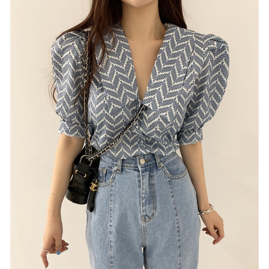 Áo sơ mi nữ kiểu tay bồng hoạ tiết cổ bẻ tam giác MS689