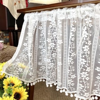 Rèm cửa sổ ngắn in hoa màu trắng đính hạt trắng trang trí nhà bếp / quán cà phê