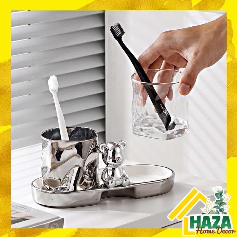 Bộ 2 cốc nước thủy tinh súc miệng đánh răng kèm khay đế, Set cốc đánh răng nhà tắm 2 người gấu bearbrick [Haza Decor]