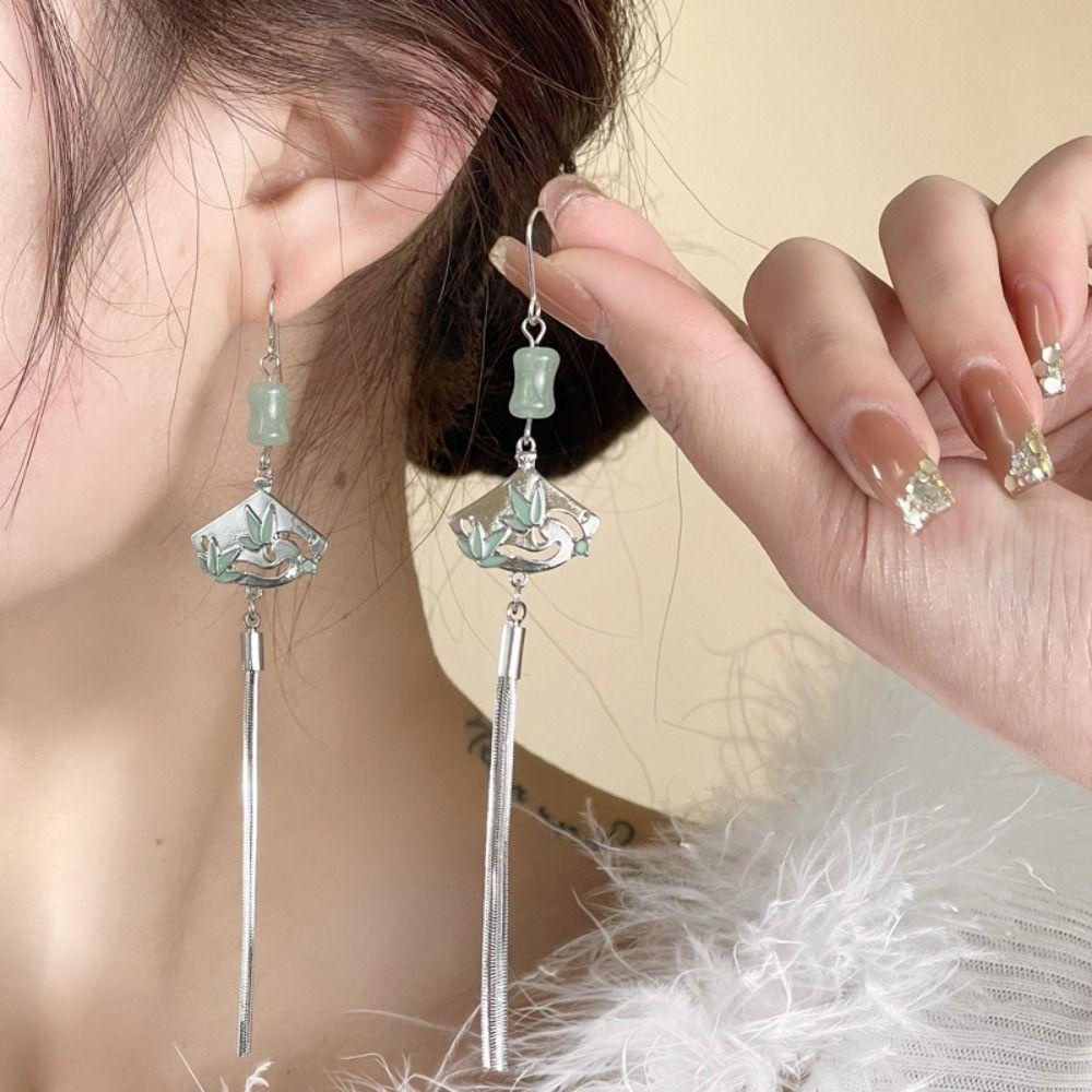 Bông Tai Dáng Dài Hình Quạt Phối Tua Rua Đơn Giản Phong Cách Trung Hoa Cổ Điển Thời Trang Cho Nữ