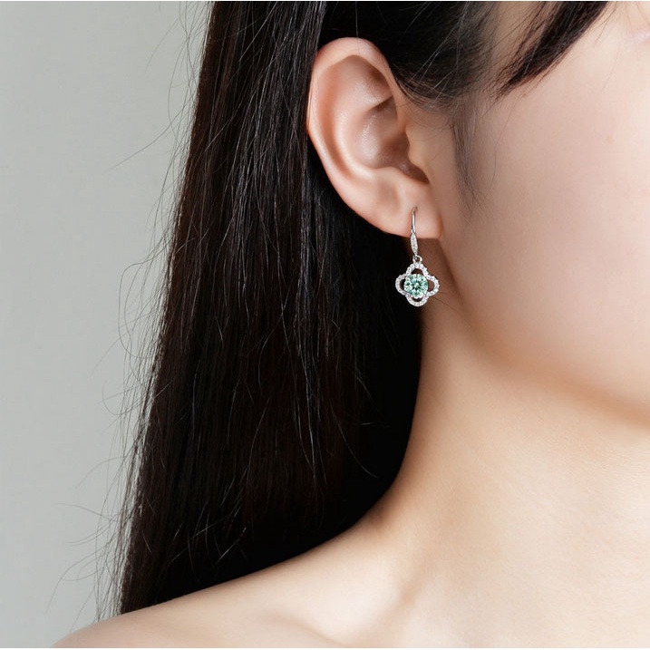 Bộ đồ trang sức S925 Nhẫn bạc, bông tai, vòng cổ, bộ cỏ bốn lá màu xanh nhạt moissanite