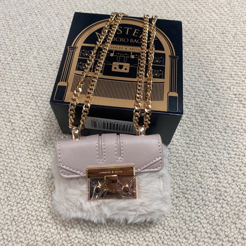 Túi Đeo Chéo mini Có Dây Xích Thời Trang Sành Điệu Cho Nữ 81200015 Túi Xách Tay / Đeo Chéo Vai charles Và keith