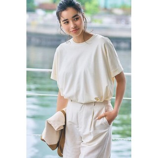 Áo thun UNQL tay liền ngắn lật lai, vạt bầu