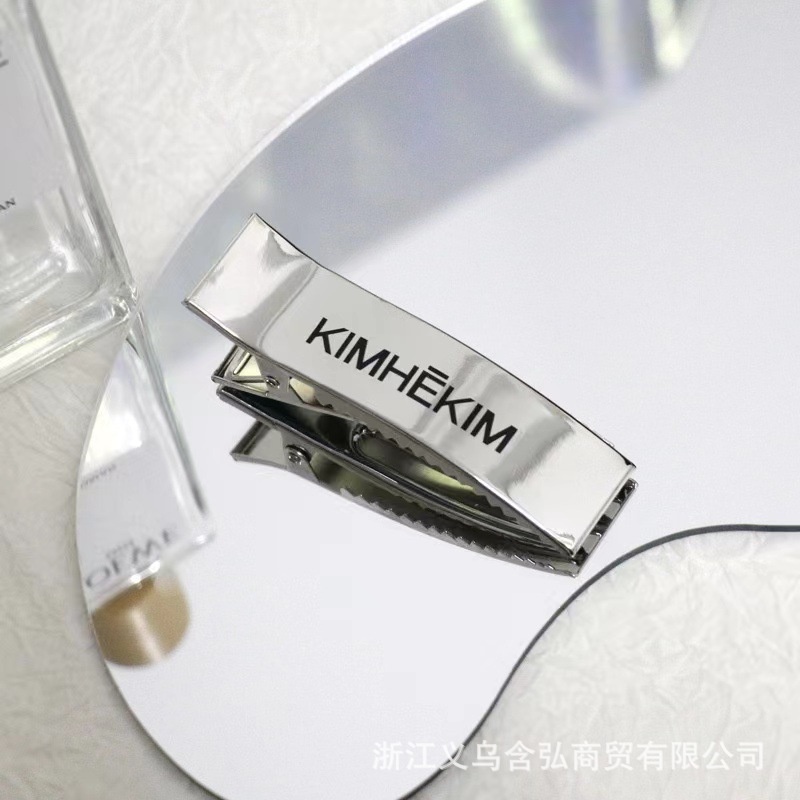 Cặp Kẹp Mỏ Vịt Cỡ Lớn Màu Bạc In Chữ Thời Trang Cho Nữ