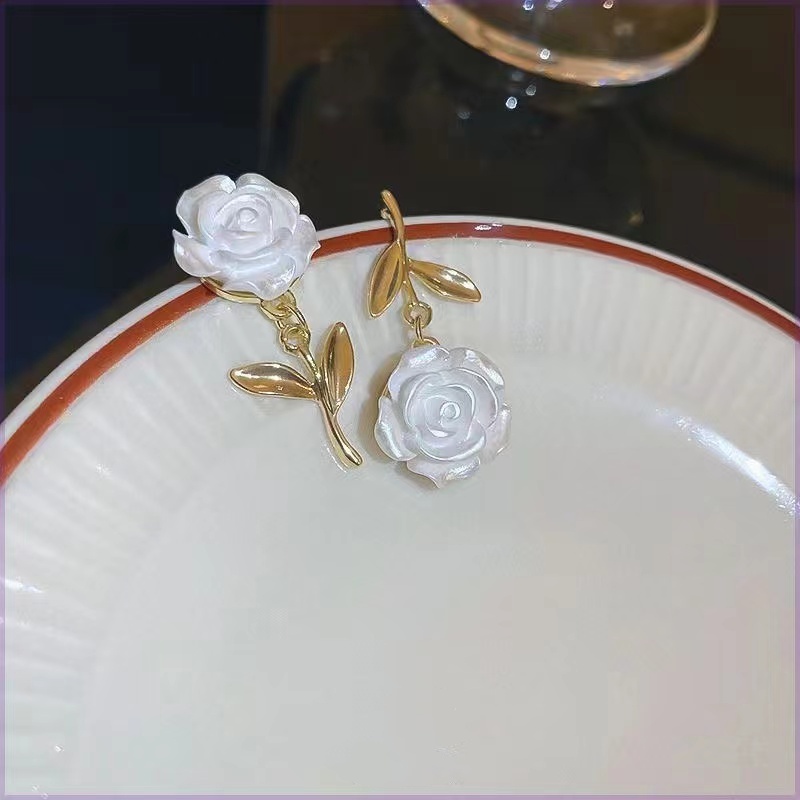 Đôi Khuyên Tai Không Đối Xứng Họa Tiết Hoa Thời Trang Mùa Hè Hàn Quốc 2023