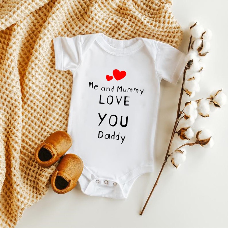 Áo Liền Quần Cotton Tay Ngắn In Chữ Me And Mummy Love You Daddy Cho Bé Sơ Sinh