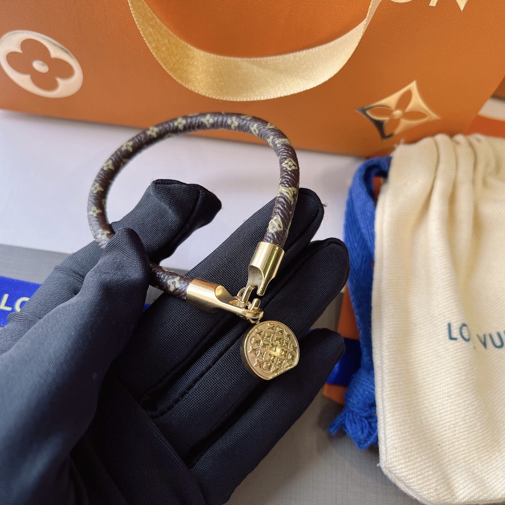 Vòng Tay Louis Vuitton Bằng Thép Titan Chống Nước Họa Tiết LV Monogram