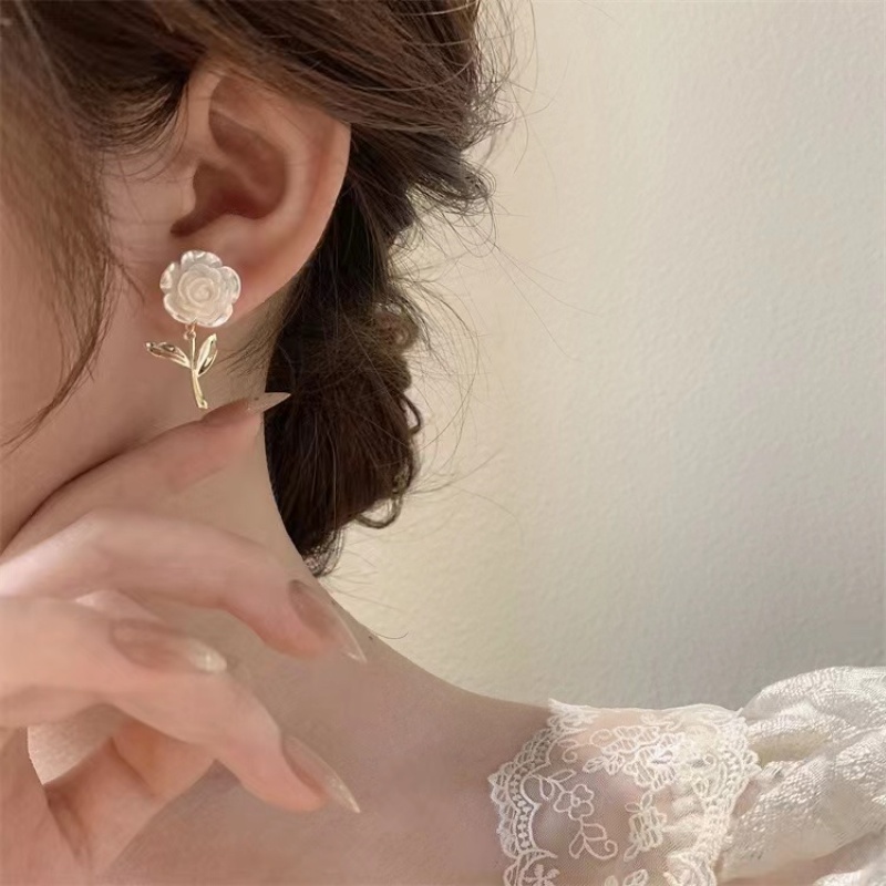 Đôi Khuyên Tai Không Đối Xứng Họa Tiết Hoa Thời Trang Mùa Hè Hàn Quốc 2023
