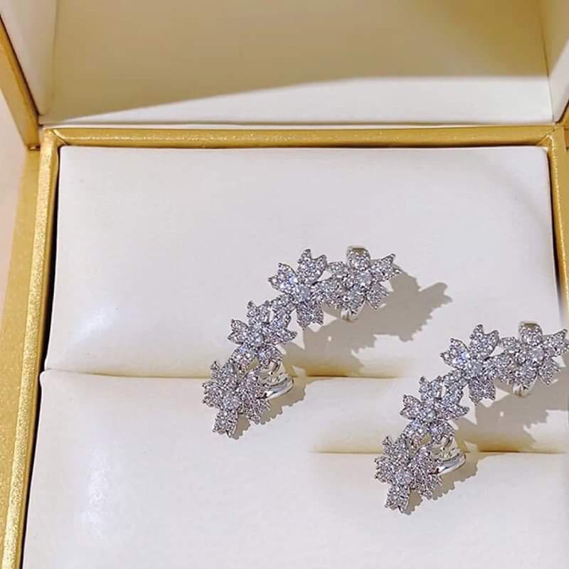 Bông tai đeo vành tai hình hoa đính cườm B247 MPCS111