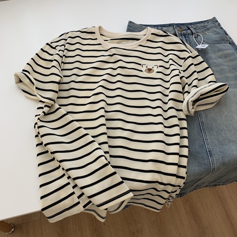 Áo Thun Nữ Ngắn Tay Cổ Tròn Sọc Ngang Thêu Hình Gấu Bánh Waffle