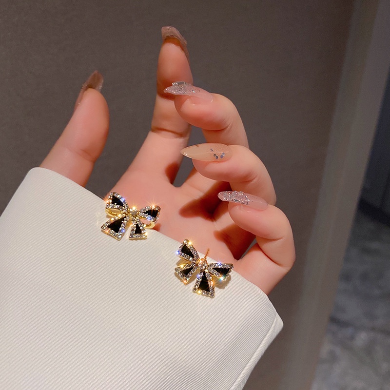 Khuyên tai nữ chiếc nơ màu đen đính đá phong cách Hàn Quốc