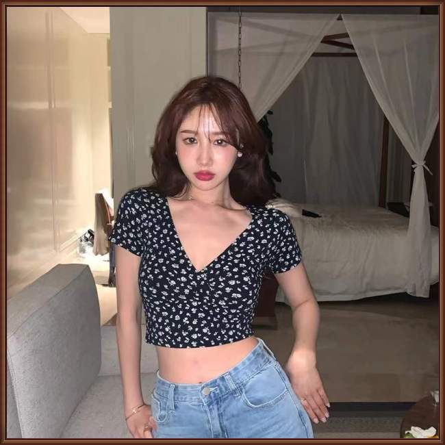 Áo Croptop Tay Ngắn Cổ Chữ V In Họa Tiết Hoa Phong Cách Retro Dành Cho Nữ