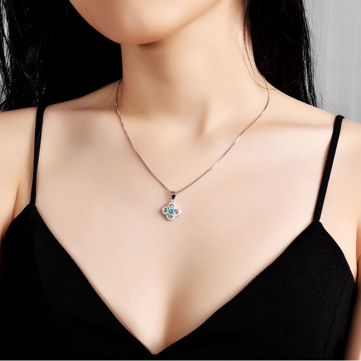 Bộ đồ trang sức S925 Nhẫn bạc, bông tai, vòng cổ, bộ cỏ bốn lá màu xanh nhạt moissanite