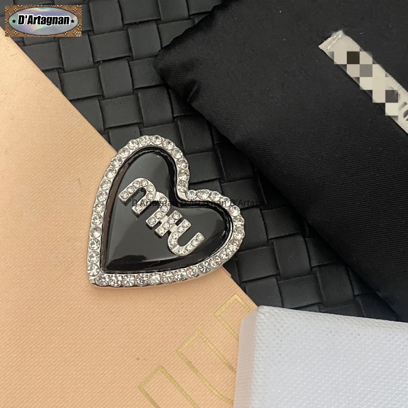'Boutique Spot'MM Đen Acrylic Kết thúc Giả Crystal Logo Trái tim kim loại Broochet Brass mạ vàng với thép in Chất lượng cao Hàn Quốc 2023 Mới tái tạo thanh lịch Vintage Thời trang Không phai cho phụ nữ C231
