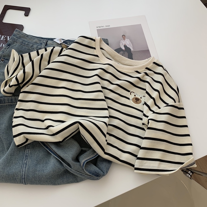 Áo Thun Nữ Ngắn Tay Cổ Tròn Sọc Ngang Thêu Hình Gấu Bánh Waffle