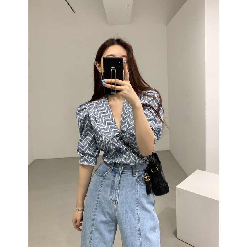 Áo sơ mi nữ kiểu tay bồng hoạ tiết cổ bẻ tam giác MS689