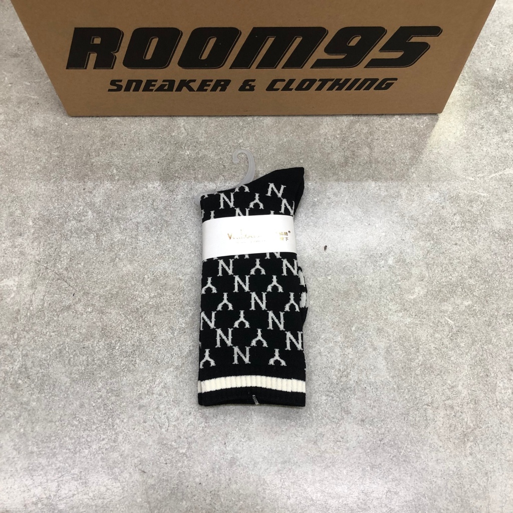 [ROOM95] TẤT MLB CAO CỔ ĐEN MONOGRAM NY