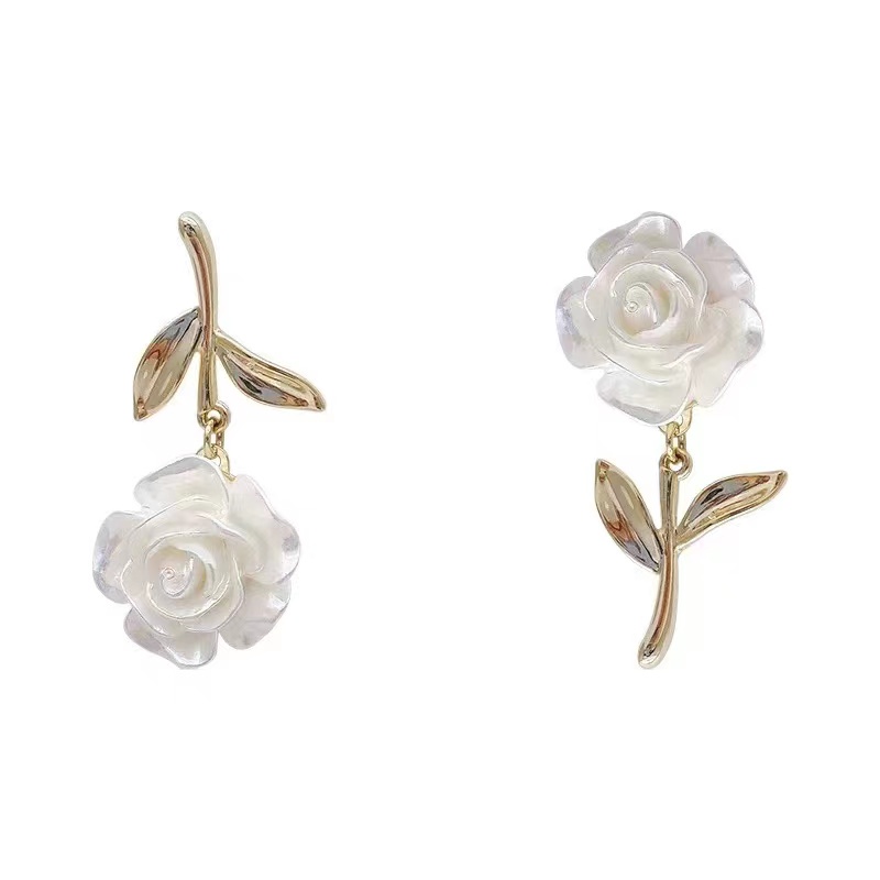 Đôi Khuyên Tai Không Đối Xứng Họa Tiết Hoa Thời Trang Mùa Hè Hàn Quốc 2023