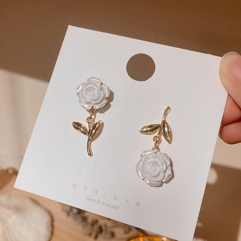 Đôi Khuyên Tai Không Đối Xứng Họa Tiết Hoa Thời Trang Mùa Hè Hàn Quốc 2023