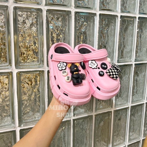 PHOM TO Dép Sục Dép Crocs Loại 1 Kèm Bộ Sticker Gấu Đen Siêu Đẹp Cho Bé