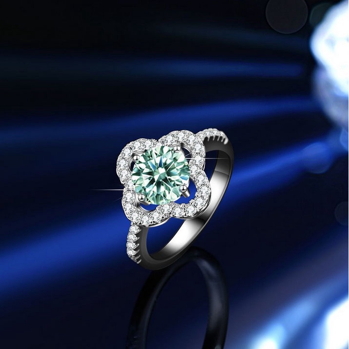 Bộ đồ trang sức S925 Nhẫn bạc, bông tai, vòng cổ, bộ cỏ bốn lá màu xanh nhạt moissanite