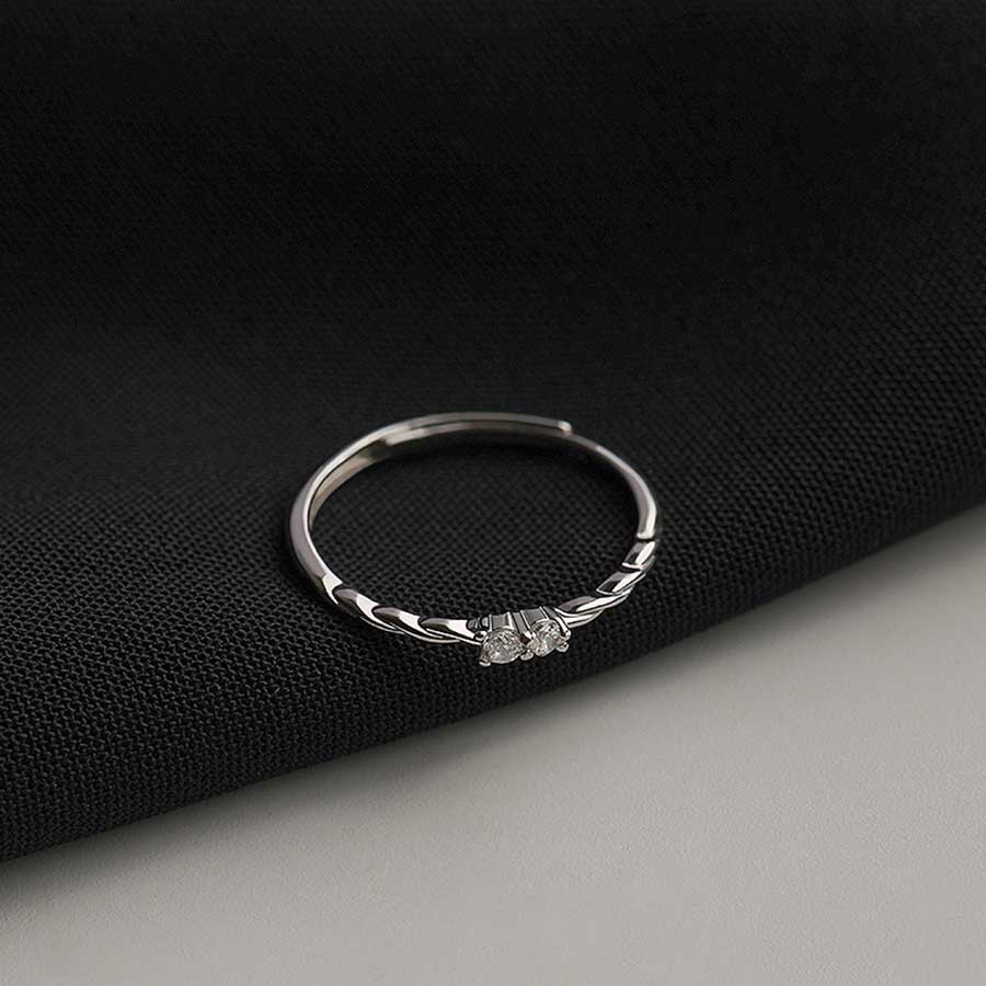 Nhẫn Đính Hôn Bằng Thép Titanium Đính Đá Zircon Thời Trang Hàn Quốc Đơn Giản Có Thể Điều Chỉnh Kích Thước