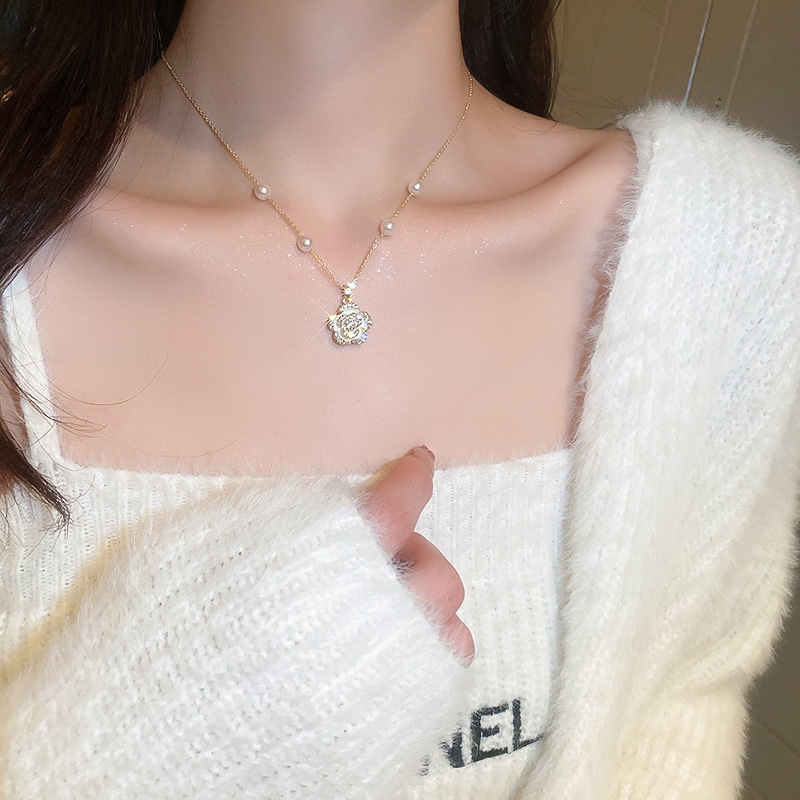 Vòng cổ choker AY mặt hoa trà trắng đính ngọc trai thời trang cho nữ
