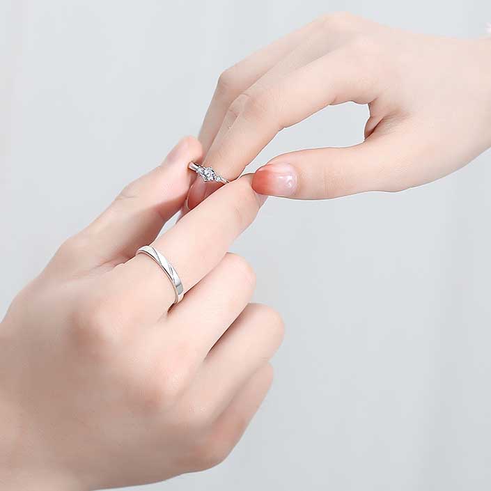 Nhẫn Thép Titan Đính Đá Zircon Màu Bạc Đơn Giản Thời Trang Cho Nam Nữ