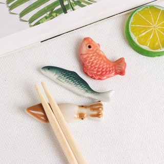 Giá gác đũa hình con cá bằng sứ dễ thương