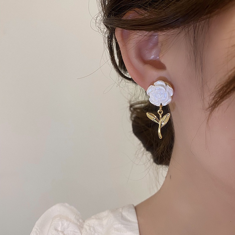 Đôi Khuyên Tai Không Đối Xứng Họa Tiết Hoa Thời Trang Mùa Hè Hàn Quốc 2023