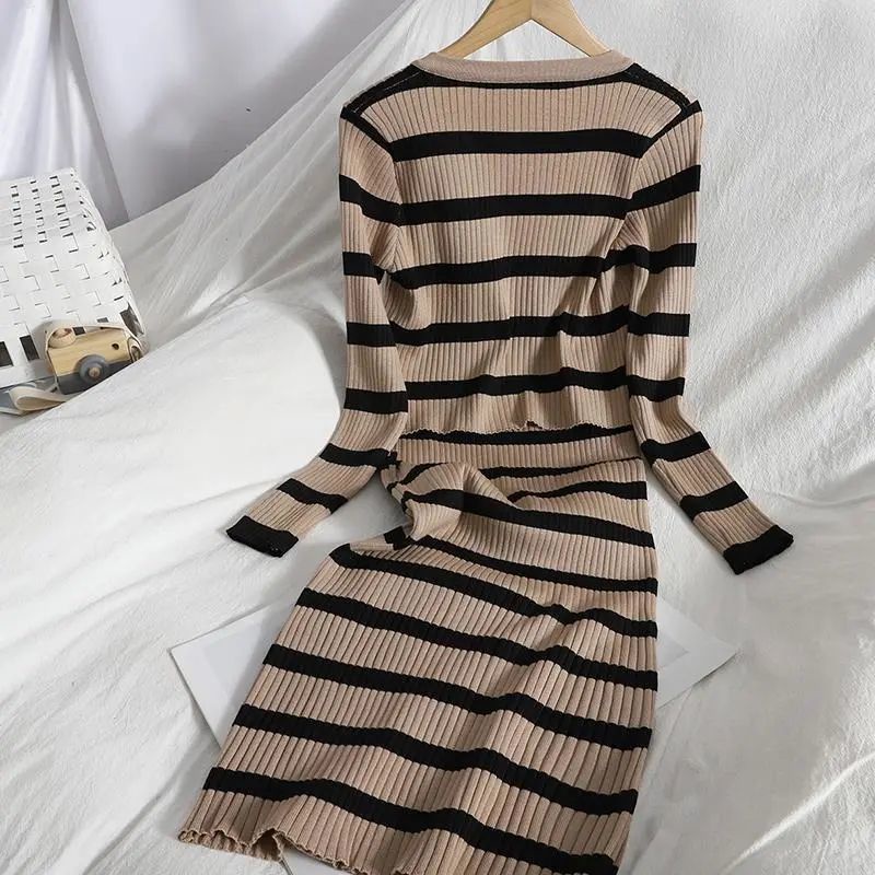 * * O kho C cardigan * Áo Khoác cardigan Dệt Kim Phiên Bản Hàn Quốc + Chân Váy Ôm Vừa Vặn Với Họa Tiết Sọc Màu Tương Phản Dành Cho Nữ
