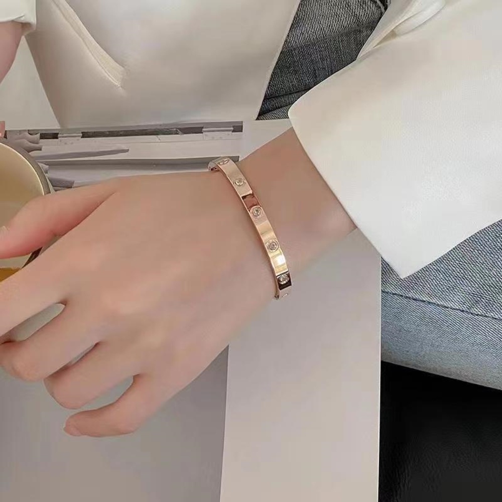 Vòng Tay Thép Titan Dát Kim Cương Không Phai Màu Nhật Hàn Bán Chạy Cho Nữ