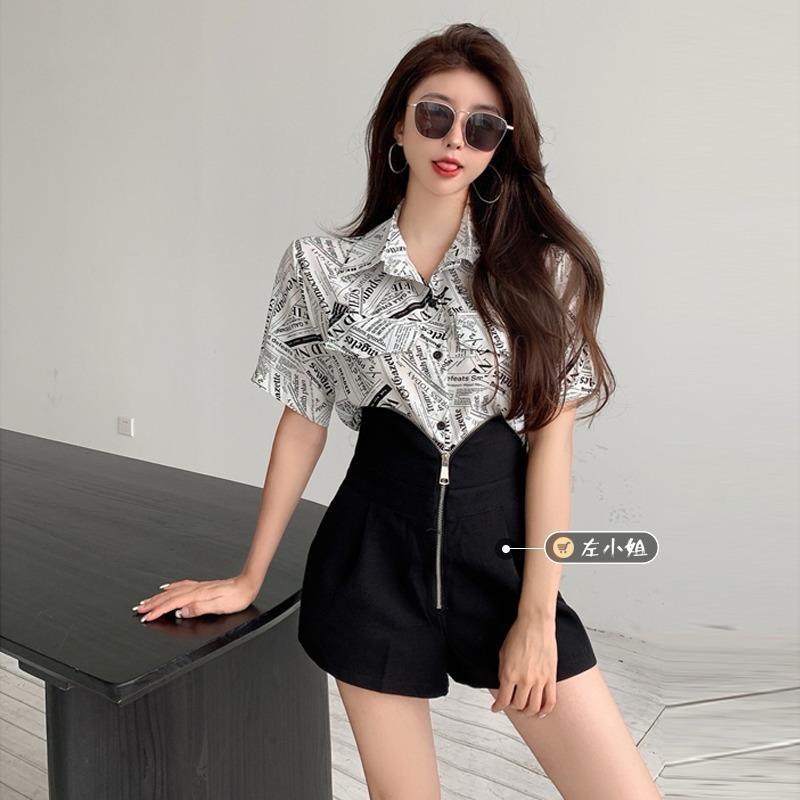 Set Áo Sơ Mi Họa Tiết Tờ Báo Phối Quần Short Lưng Cao Thời Trang Hồng Kông Cá Tính Cho Nữ