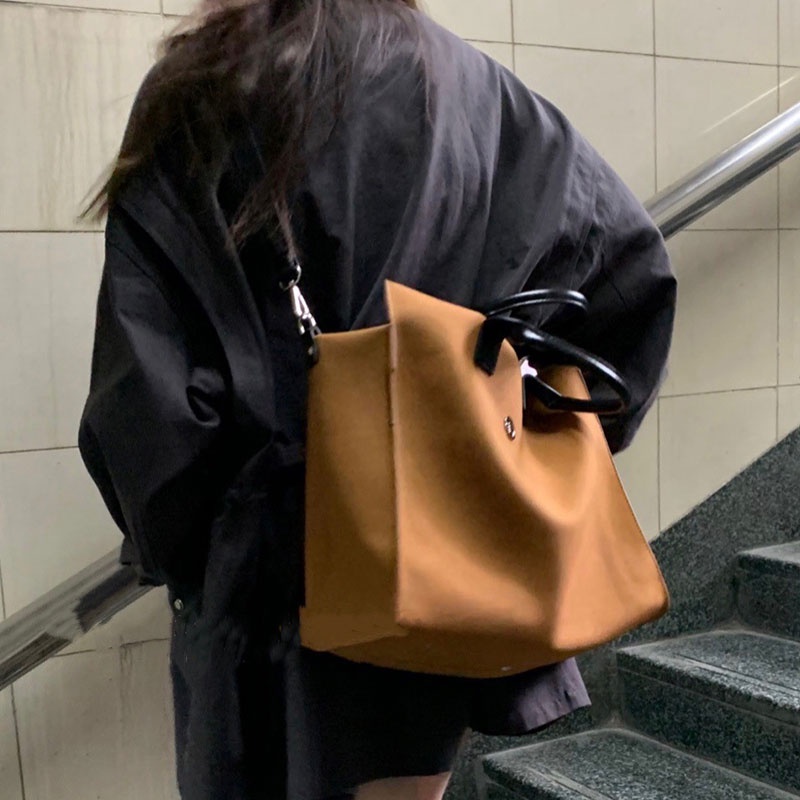 Mischa Túi Xách Đeo Vai Da Lộn Màu Trơn Sức Chứa Lớn Nhỏ Gọn Dễ Phối Đồ Thời Trang Hàng Ngày