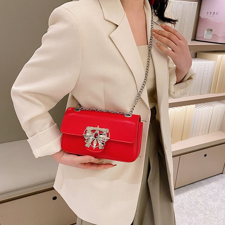 Túi xách đeo dưới cánh tay IELGY phối dây xích dễ phối đồ thời trang cho nữ