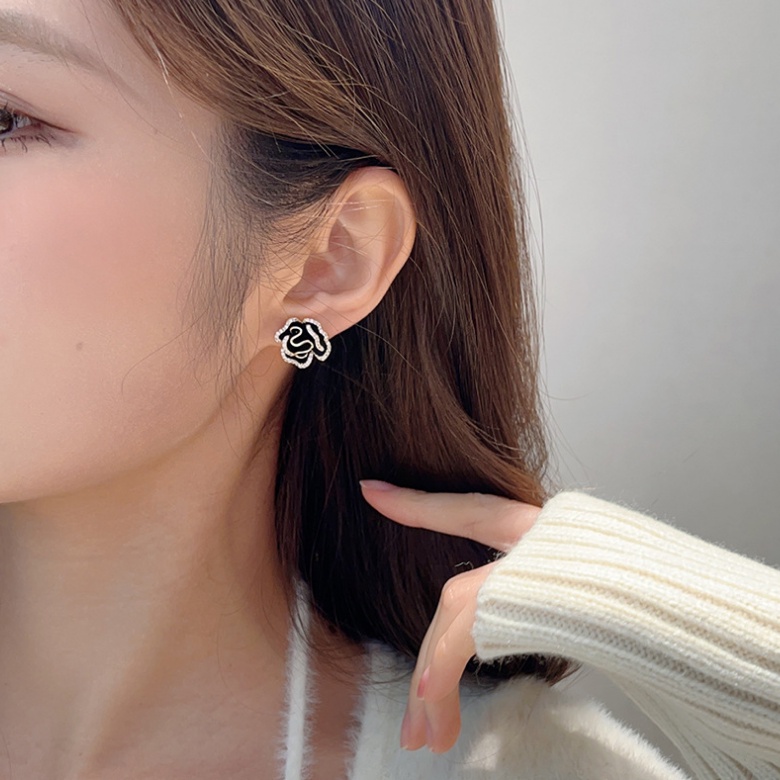 Khuyên Tai Hoa Trà Đen Đính Đá Cao Cấp Phong Cách Hàn Quốc