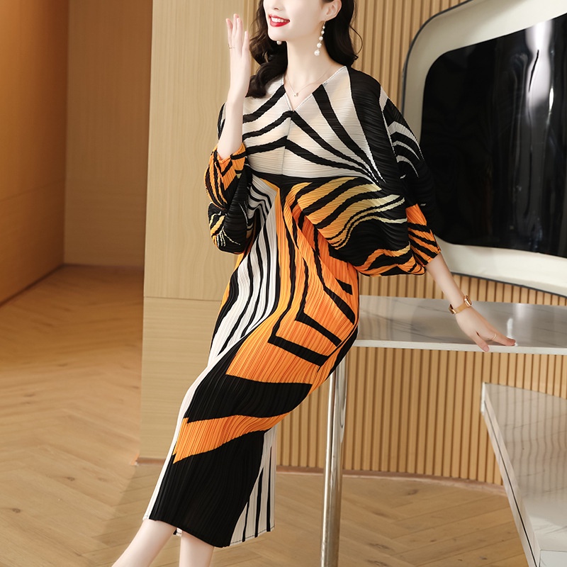 Issey Miyake Đầm Dài Dáng Rộng Cổ Chữ V Tay Xếp Ly In Họa Tiết Hoa Thời Trang 2023
