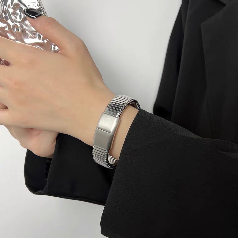 Vòng tay thép Titan màu Bạc Unisex cao cấp và thời trang phong cách Hàn
