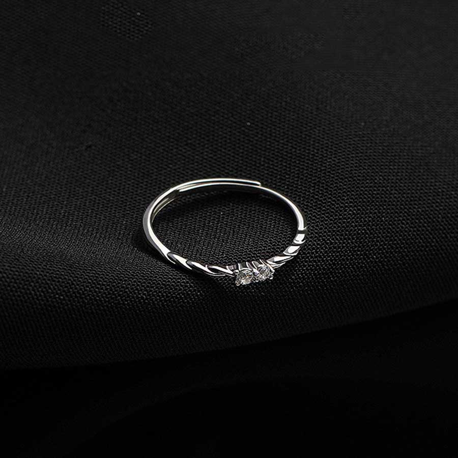 Nhẫn Đính Hôn Bằng Thép Titanium Đính Đá Zircon Thời Trang Hàn Quốc Đơn Giản Có Thể Điều Chỉnh Kích Thước