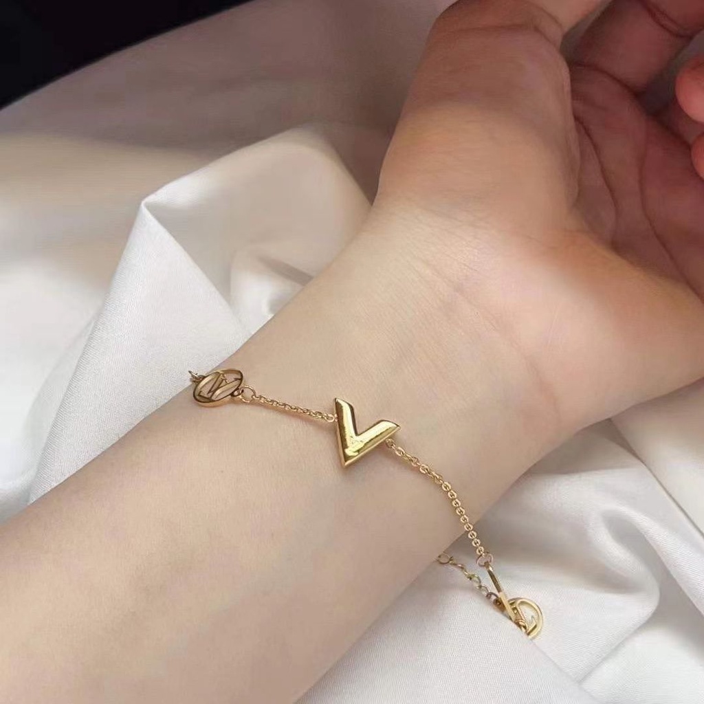 Vòng Tay Thép Titan Mạ Vàng Hồng 18k Chữ V Thiết Kế Đơn Giản Độc Đáo Thời Trang Âu Mỹ
