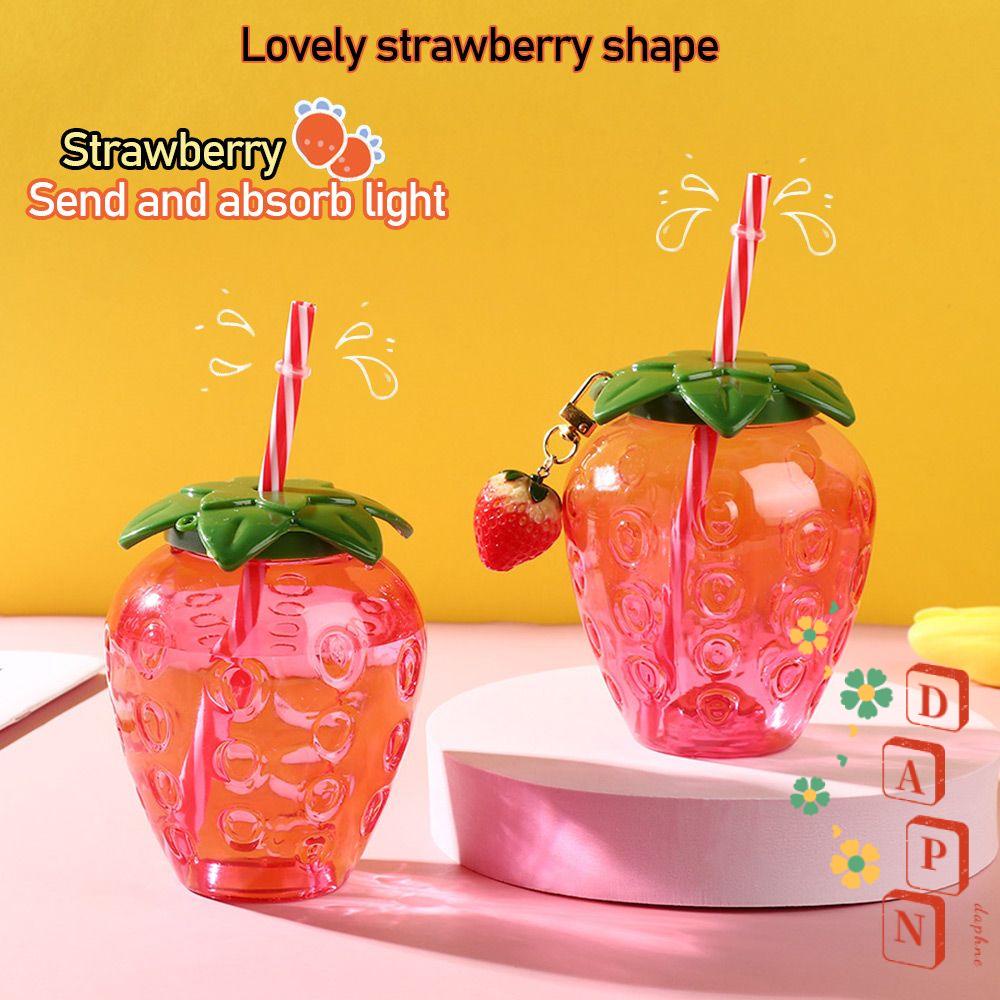 Bình Nước Nhựa 500ml Kèm Ống Hút Họa Tiết Dâu Tây Dễ Thương