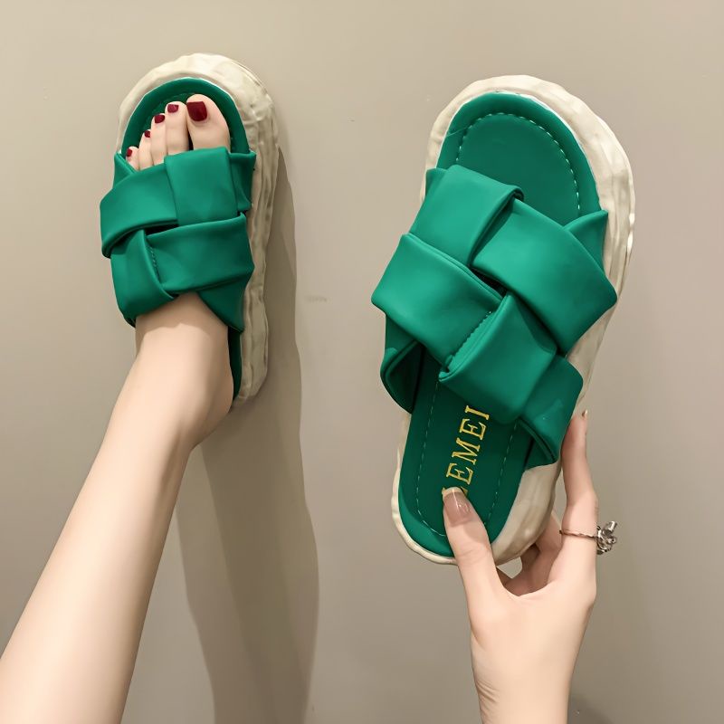 Women wear high-grade slippers with dissolved soles in summer. 2023 New Fashion style Super Hot Lady thick-soled flip-flops
