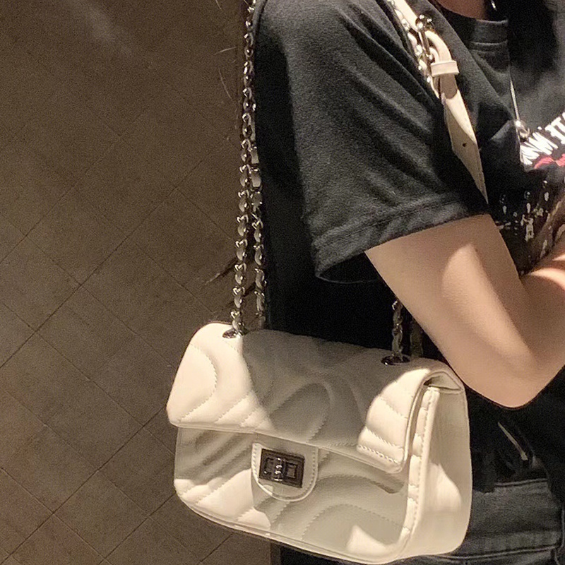 Túi Đeo Chéo Khóa Dây Xích Nhỏ Thêu Họa Tiết Tươi Mới Có Khóa Gài Dành Cho Bạn Nữ