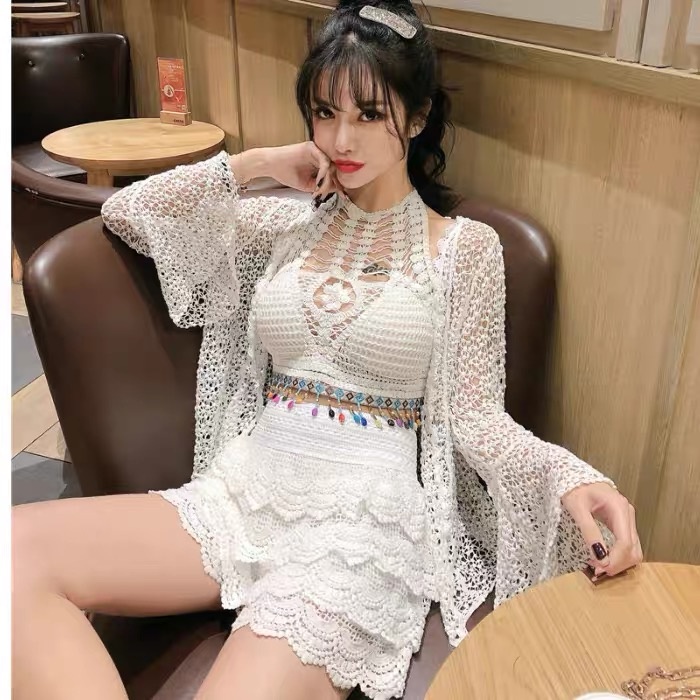 Áo yếm kiểu đan móc đính hạt tua rua đi biển mix quần jeans MS611