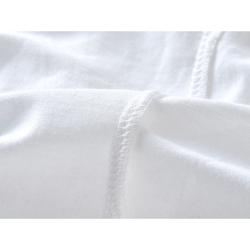 Cô gái ăn bánh ăn mặc váy Đầm Bé Gái