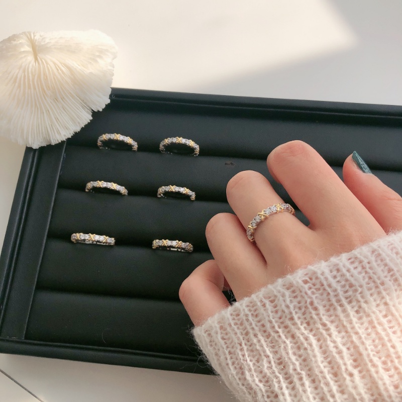 Nhẫn Cặp Hình Chữ Thập Đính Đá Zircon Sang Trọng