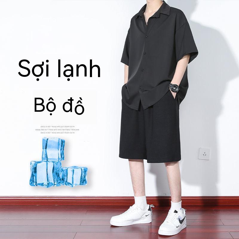 【luckin men's】áo thun oversize nam，bigsize，Bộ Áo Sơ Mi Lụa Lạnh Tay Ngắn + Quần short Phong Cách Hàn Quốc Thời Trang Mùa Hè Cho Nam，áo thun nam，áo nam，đồn sơ mi lụa nam，quần đùi nam，bộ đồ，g phục nhật bản，hàn quốc，thời trang nam， đen，